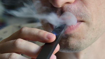 Un utilisateur de cigarette électronique dans les rues de Washington (Etats-Unis), le 2 octobre 2018. (EVA HAMBACH / AFP)