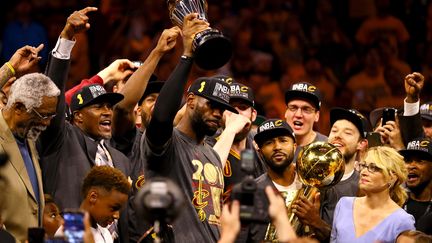 LeBron James au milieu des siens, là où il est le mieux (EZRA SHAW / GETTY IMAGES NORTH AMERICA)