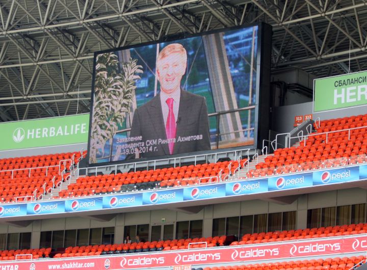 Le président du Shakhtar Donetsk, Rinat Akhmetov, apparaît sur un écran géant lors d'une manifestation pour la paix organisée à la Donbass Arena (Ukraine), le 20 mai 2014.&nbsp; (ALEXANDER KHUDOTEPLY / AFP)