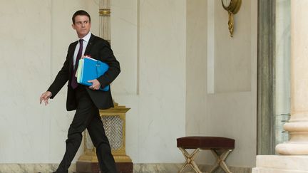 Manuel Valls, le Premier ministre, à la sortie du conseil des Ministres, au Palais de l'Elysee, le 16 décembre 2015. (MAXPPP)