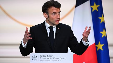 Emmanuel Macron prononce un discours sur le "futur" du "partenariat Afrique-France", le 27 février 2023, à l'Elysée, à Paris. (STEFANO RELLANDINI/AP/SIPA)