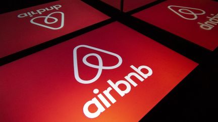 Logo de l'entreprise Airbnb sur une tablette électronique. (LIONEL BONAVENTURE / AFP)