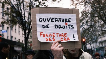 Une manifestation de soutien aux exilés, dont ceux enfermés dans des&nbsp;centres de rétention administrative (CRA), à Paris, le 21 novembre 2021. (ANNA MARGUERITAT / HANS LUCAS / AFP)