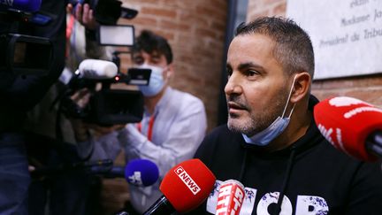 Après&nbsp;s'être longuement exprimé devant la presse, le mercredi 20 octobre, Mustapha Zouaoui a présenté ses excuses à Valbuena et Karim Zenati, un ami d'enfance de Benzema. (THOMAS SAMSON / AFP)