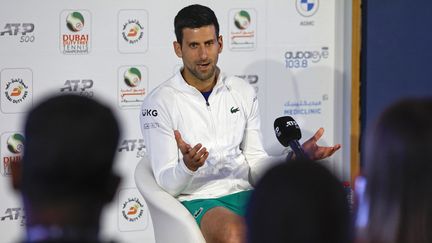 Novak Djokovic en conférence de presse en marge du Tournoi ATP de Dubaï, le 20 février 2022. (AFP)