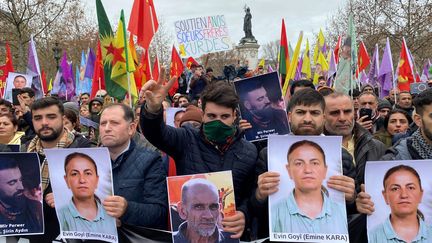 Le rassemblement sur la place de la République, samedi 24 décembre 2022, en hommage aux victimes de l'attaque raciste devant le centre kurde de la rue d'Enghien à Paris. (LP/ DELPHINE GOLDSZTEJN / MAXPPP)