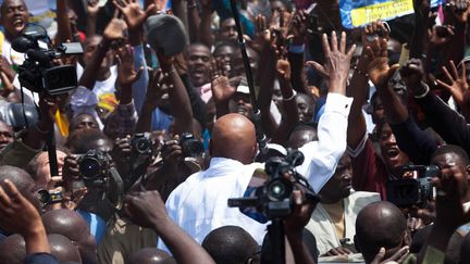 Le pr&eacute;sident sortant Abdoulaye Wade sort du bureau de vote acclam&eacute; par ses partisans &agrave; Dakar (S&eacute;n&eacute;gal), le 25 mars 2012. (MISA IRODIA / WOSTOK / MAXPPP)