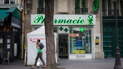 Une tente dressée devant une pharmacie à Paris, le 25 août 2022, afin de réaliser des tests antigéniques.&nbsp; (MYRIAM TIRLER / HANS LUCAS / AFP)