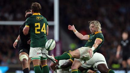 Le demi de mêlée sud-africain Faf de Klerk lors de la rencontre face à la Nouvelle-Zélande à Twickenham, le 25 août 2023. (ADRIAN DENNIS / AFP)