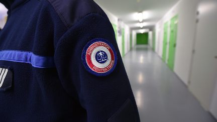 Un surveillant dans un couloir du centre pénitentiaire de Lille-Annœulin (Nord), le 22 février 2018. (MAXPPP)