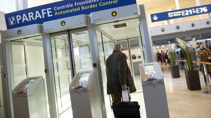 Un passager passe un portique de contr&ocirc;le aux fronti&egrave;res, le 29 novembre 2011, &agrave; l'a&eacute;roport Roissy Charles-de-Gaulle. ( MAXPPP)