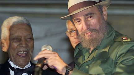 Fidel Castro avec le chanteur Compay Segundo le 2 mars 2002 à La Havane
 (Adalberto Roque / EPA / Newscom / MaxPPP)