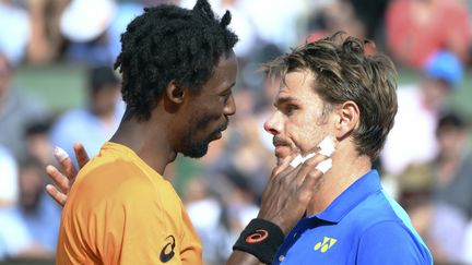 Gaël Monfils félicite Stan Wawrinka (GABRIEL BOUYS / AFP)