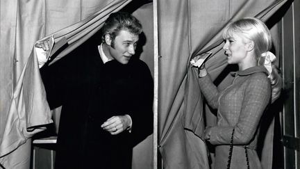 Johnny Hallyday et Sylvie Vartan, ici photographiés en 1965, couple iconique de l'histoire de la musique française. (KEYSTONE PICTURES USA / KEYSTONE MAXPPP)