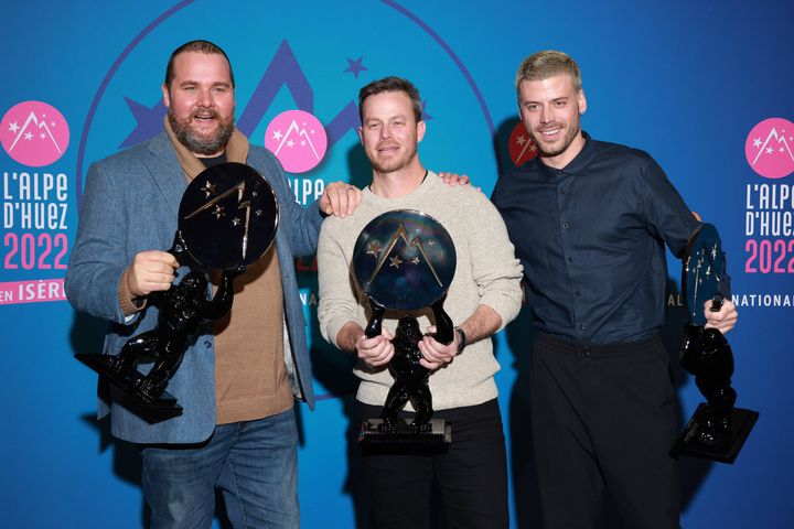 Antoine Bertrand, François Arnaud et Louis Morissette avec leur prix d'interprétation masculine au 25e Festival international du film de comédie de l'Alpe-d'Huez, pour "Au revoir le bonheur", le 22 janvier 2022. (LAURENT VU/SIPA / LAURENT VU)