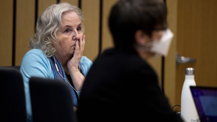 L'écrivaine américaine Nancy Crampton Brophy, accusée d'avoir tué son mari, Dan Brophy, en juin 2018, devant le tribunal de Portland, Oregon, le lundi 4 avril 2022 (DAVE KILLEN/AP/SIPA / SIPA)