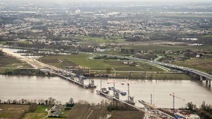 Des travaux pour la ligne &agrave; grande vitesse Bordeaux - Tours, au-dessus de la Dordogne, le 30 mars 2015. (JEAN-FRANCOIS CHEREL / BIOSPHOTO / AFP)