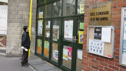 La fa&ccedil;ade d'une &eacute;cole parisienne, dans le 19e arrondissement de Paris, en mars 2007. (JACK GUEZ / AFP)