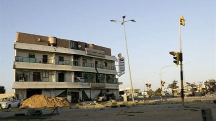 Une rue désertée dans la ville assiégée de Misrata (ouest Libien), le 8 avril 2011 (AFP/JOSEPH EID)