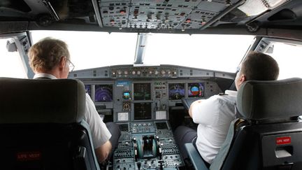 &nbsp; (Le cockpit d'un Airbus A320 © REUTERS | Nguyen Huy Kham)