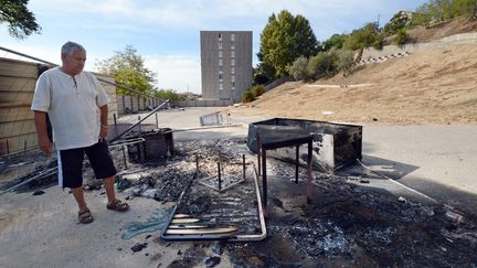 Des habitants d'une cit&eacute; marseillaise ont chass&eacute;s les Roms d'un campement avant d'y mettre le feu, jeudi 27 septembre 2012. (ANNE-CHRISTINE POUJOULAT / AFP)