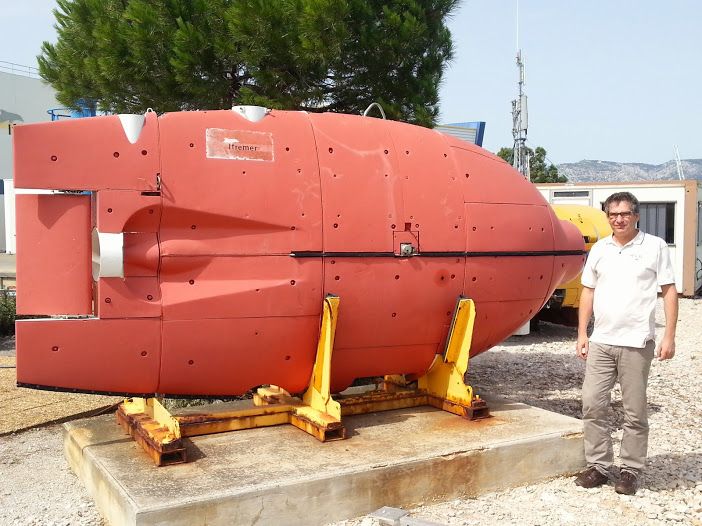 &nbsp; (Vincent Rigaud devant le tout premier robot sous-marin l'Epaulard © Mikaël Roparz)