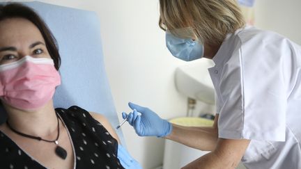 Une infirmière administre une dose du vaccin Pfizer/BioNTech Covid-19 à une femme à Ajaccio (Corse), le 7 janvier 2021. (PASCAL POCHARD-CASABIANCA / AFP)