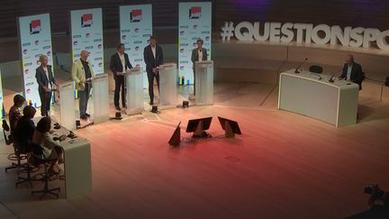 Les cinq candidats ont été interrogés sur la notion de laïcité lors du premier débat de la primaire écologiste ce dimanche sur le canal 27 de franceinfo et France Inter, en partenariat avec "Le Monde". (FRANCEINFO / RADIOFRANCE)