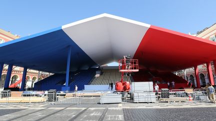 La tribune aux couleurs du drapeau tricolore a été installée mercredi 12 juillet, en amont de la commémoration de l'attaque terroriste du 14 juillet 2016, à Nice.
 (VALERY HACHE / AFP)