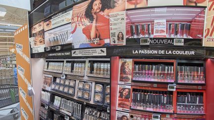 Le rayon maquillage d'un supermarché.&nbsp; (PATRICE SAUCOURT / MAXPPP)