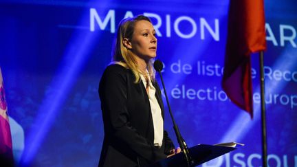 Marion Maréchal fait un discours à Asnières (Hauts-de-Seine), le 14 octobre 2023. (MAGALI COHEN / HANS LUCAS / AFP)