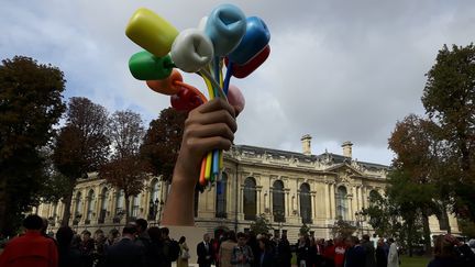 "Le Bouquet de Tulipes" de Jeff Koons, inauguré vendredi 4 octobre 2019 dans les jardins des Champs-Élysées à Paris. (ANNE CHEPEAU / RADIO FRANCE)