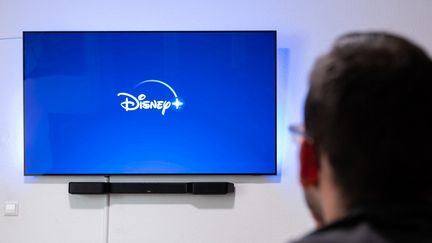 Un homme regarde Disney + à Rottweil, en Allemagne, le 7 mars 2022. (SILAS STEIN / DPA / AFP)