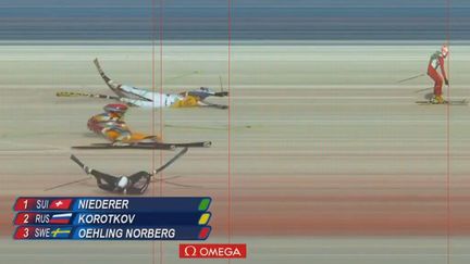 Le suspense a &eacute;t&eacute; total jusqu'&agrave; la fin de ce quart de finale de skicross. Trois concurrents sur quatre ont chut&eacute; apr&egrave;s la derni&egrave;re bosse et franchi la ligne d'arriv&eacute;e en glissant. C'est la photo finish qui les a d&eacute;partag&eacute;s, jeudi 20 f&eacute;vrier. (CAPTURE FRANCE 2 / FRANCETV INFO)