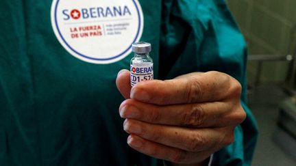 Une fiole du candidat vaccin cubain contre le Covid-19 nommé Sobrena 02, à La Havane, à Cuba, le 31 mars 2021. (JORGE LUIS BANOS / AFP)