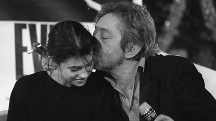 Serge et Charlotte Gainsbourg en 1986 (MICHEL GANGNE / AFP)