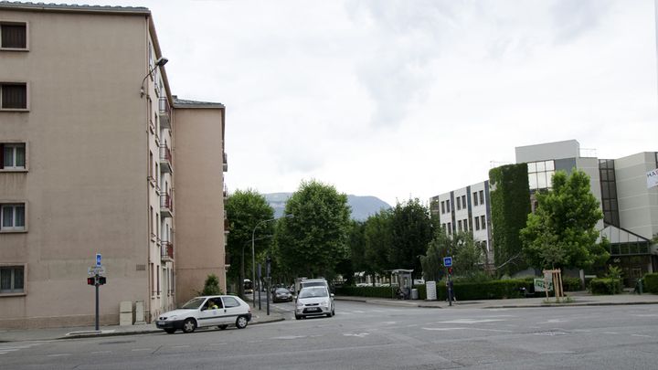 Avant -  Au croisement de la rue de Stalingrad et de la rue des Alliés. (franceinfo)