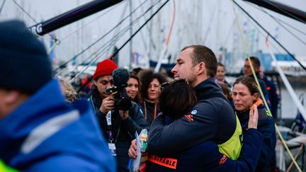 A quelques heures du départ, les skippeurs disent au revoir à leurs proches, non sans émotion, avant de prendre le large pour plusieurs mois. Ici le Britannique Sam Goodchild laisse couler quelques larmes.