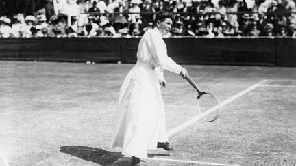 Charlotte Cooper lors du tournoi de Wimbledon en 1908. (TOPICAL PRESS AGENCY / HULTON ARCHIVE / GETTY IMAGES)