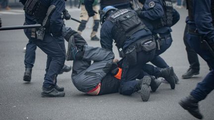 Une interpellation dans le cadre de la manifestation contre la réforme des retraites à Paris, le 23 mars 2023. (EDOUARD MONFRAIS-ALBERTINI / HANS LUCAS / AFP)