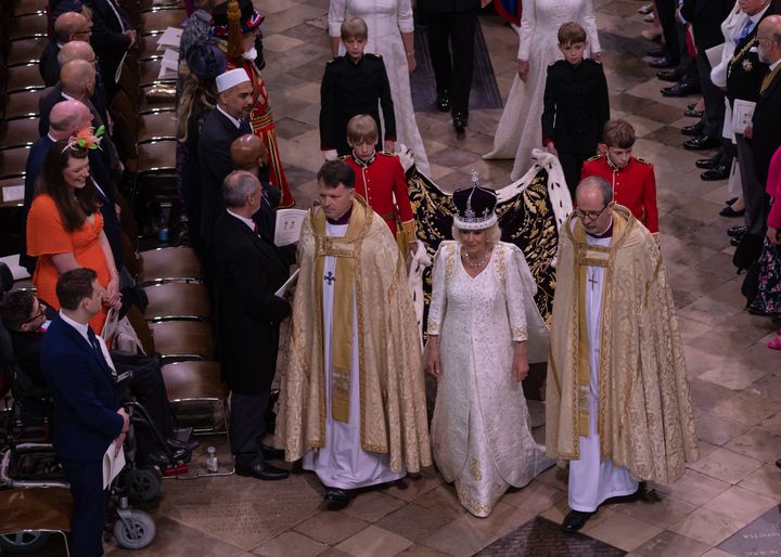 La reine Camilla a été habillée par un styliste britannique pour la cérémonie du couronnement du roi Charles III, à Londres, au Royaume-Uni, le 6 mai 2023, (JOHN RAINFORD/SIPA / SIPA)