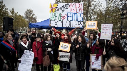 Le collectif "Les Glorieuses" lors d'un rassemblement sur la place de la République pour lutter contre les inégalités salariales entre hommes et femmes, le 7 novembre 2016. (VINCENT ISORE / MAXPPP)