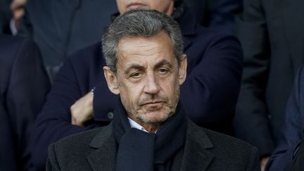 Nicolas Sarkozy assiste à un match de football à Paris, le&nbsp;4 mai&nbsp;2019. (LIONEL BONAVENTURE / AFP)