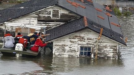 Un homme est secouru à la Nouvelle-Orléans après le passage de Katrina. (AFP)