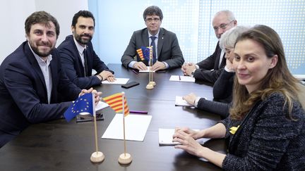 Les ex-ministres catalans&nbsp;Antoni Comin (au premier plan à gauche),&nbsp;Meritxell Serret&nbsp;(au premier plan à droite) et&nbsp;Lluis Puig Gordi (troisième à partir de la droite) autour de&nbsp;Carles Puigdemont, le 24 janvier 2018, à&nbsp;Bruxelles. (THIERRY MONASSE / SPUTNIK)