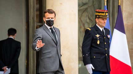 Emmanuel Macron, le 7 juillet 2021, sur le perron de l'Elysée. (XOSE BOUZAS / HANS LUCAS / AFP)