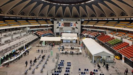 Le Palais des sports de Gerland accueille le soir les candidats au vaccin. (MATHILDE IMBERTY / RADIO FRANCE)