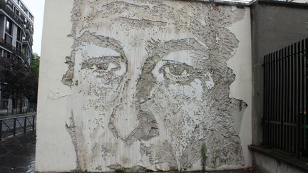 A Paris, un visage creusé dans un mur parisien par l'artiste Vhils 
 (Claire Digiacomi / Culturebox)