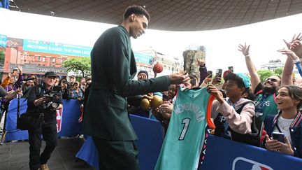 Victor Wembanyama signe des autographes en amont de la draft 2023, le 22 juin, à New-York. (MIKE LAWRENCE / GETTY IMAGES / AFP)