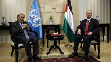 Le secrétaire général de l’ONU, António Guterres (gauche), reçu par le Premier ministre palestinien Rami Hamdallah (droite), le 29 août 2017 à Ramallah. (MOHAMAD TOROKMAN / POOL)